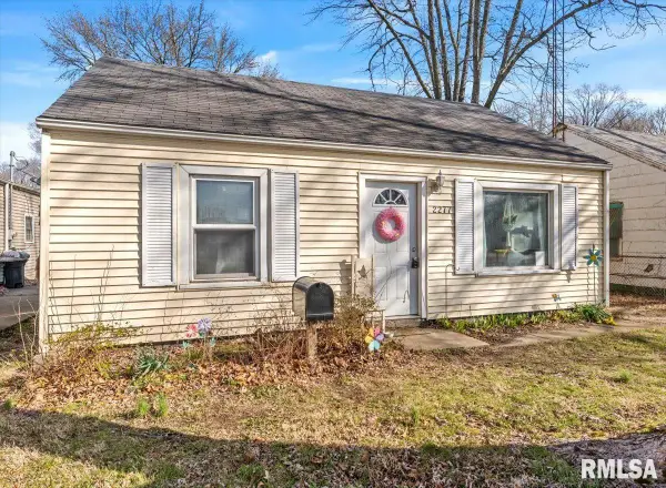 2277 E Converse Avenue, Grandview, IL 62702