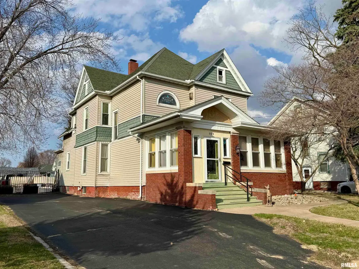 933 W Main Street, Galesburg, IL 61401 - #1