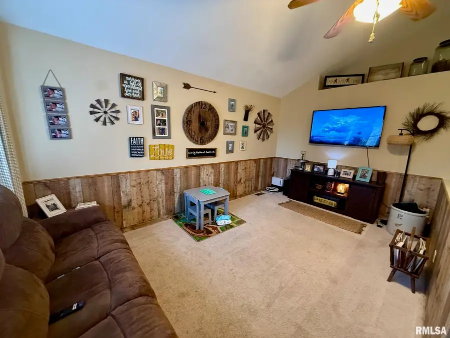 19298 Pinecrest Road, Petersburg, IL 62675 - #3