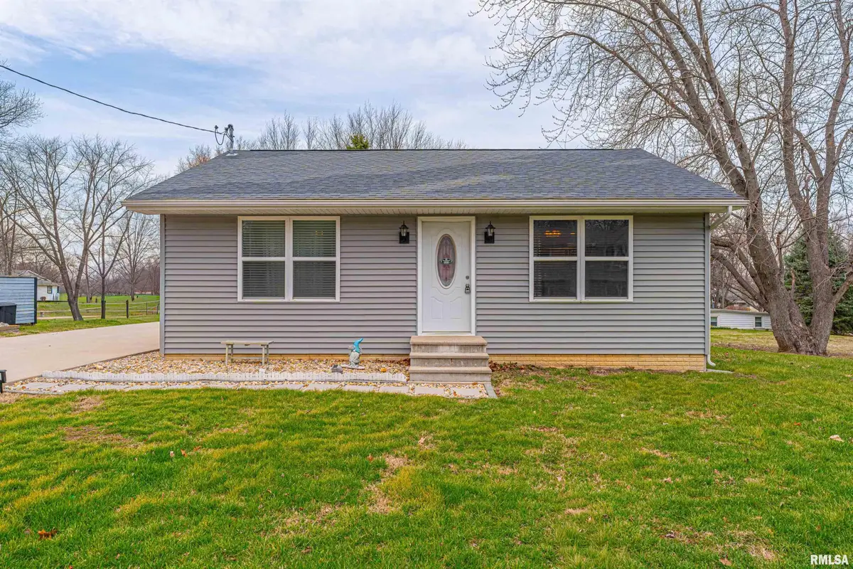 305 E 6th Street, Waynesville, IL 61778 - #1