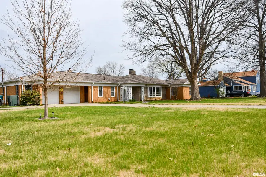 515 W Poplar Street, Taylorville, IL 62568 - #3