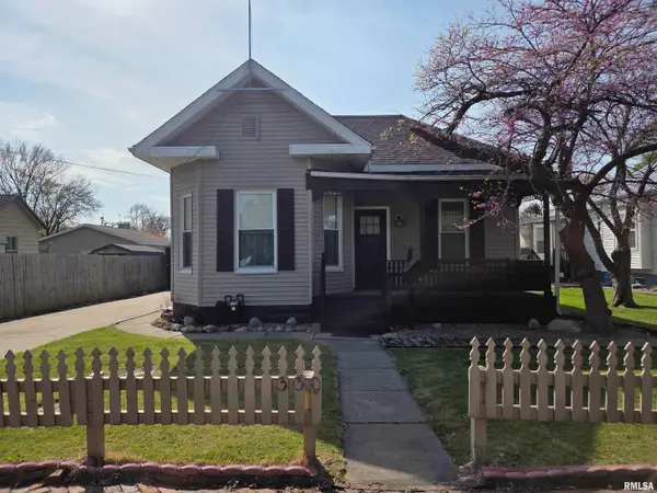 330 N West Street, Carlinville, IL 62626