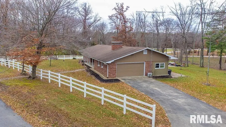 439 E Glenwood Avenue, Olney, IL 62450 - #2