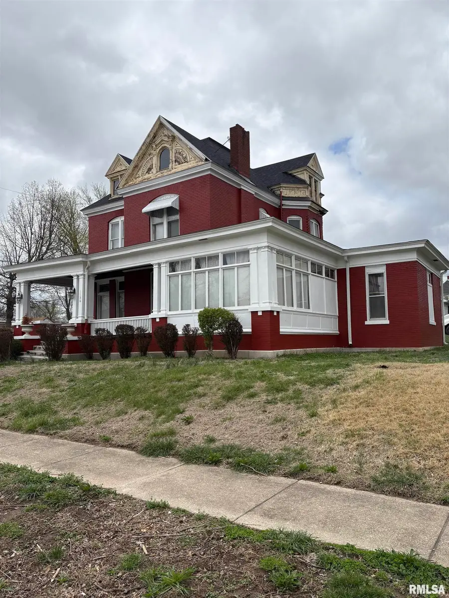 1136 N 8th Street, Quincy, IL 62301 - #2