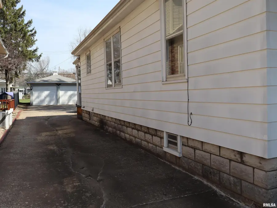 1422 N 12th Street, Quincy, IL 62301 - #3