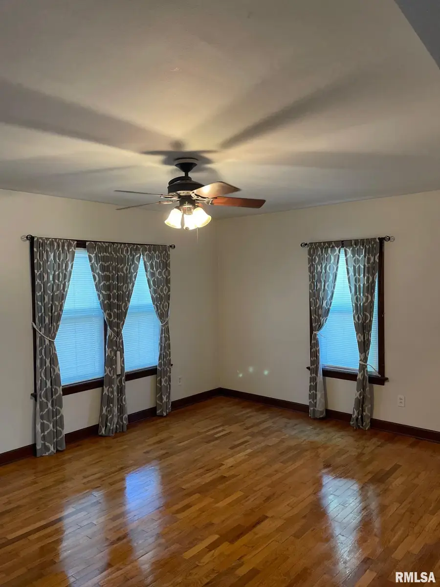 805 W Washington Street, Pittsfield, IL 62363 - #3