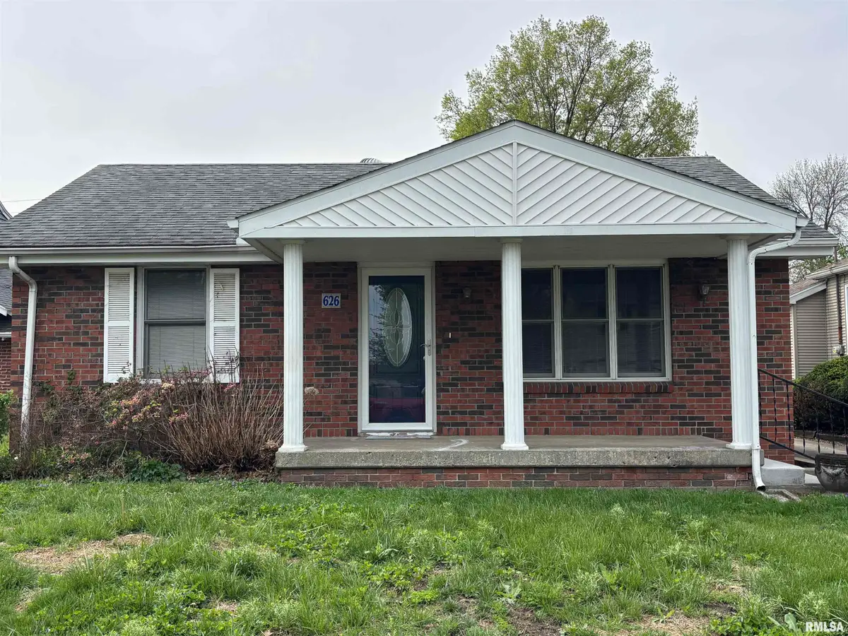 626 W Poplar Street, Taylorville, IL 62568 - #1