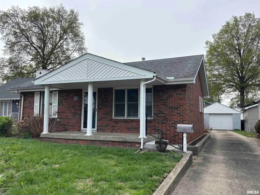 626 W Poplar Street, Taylorville, IL 62568 - #2