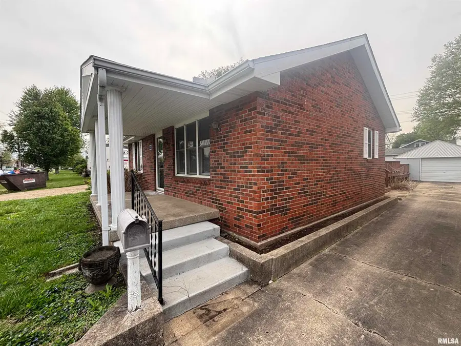 626 W Poplar Street, Taylorville, IL 62568 - #3