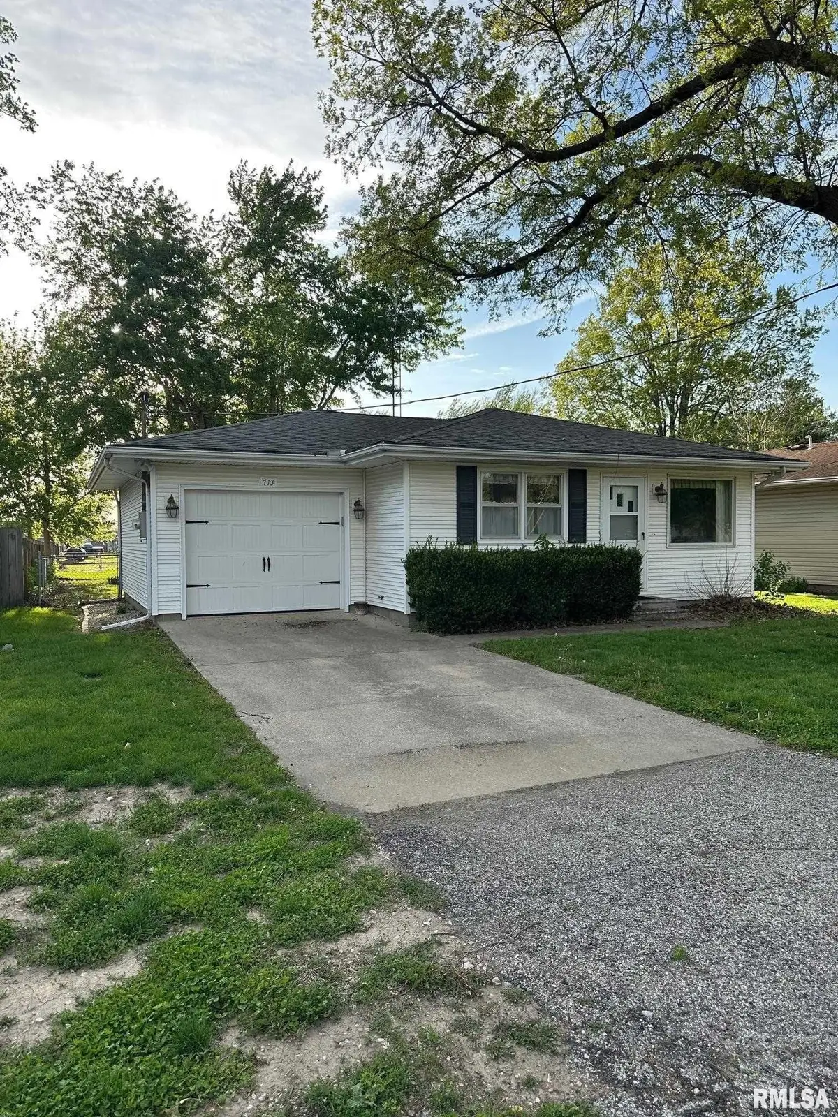 713 N Pine Street, Taylorville, IL 62568 - #1