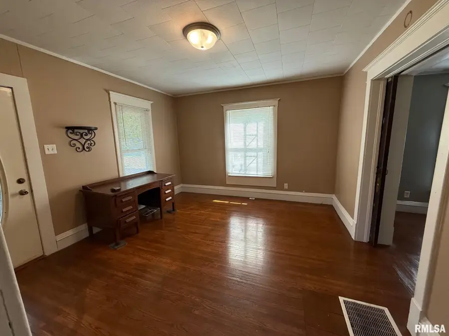 512 W Antle Street, Petersburg, IL 62675 - #3