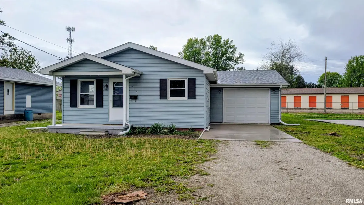 614 E Vine Street, Taylorville, IL 62568 - #1