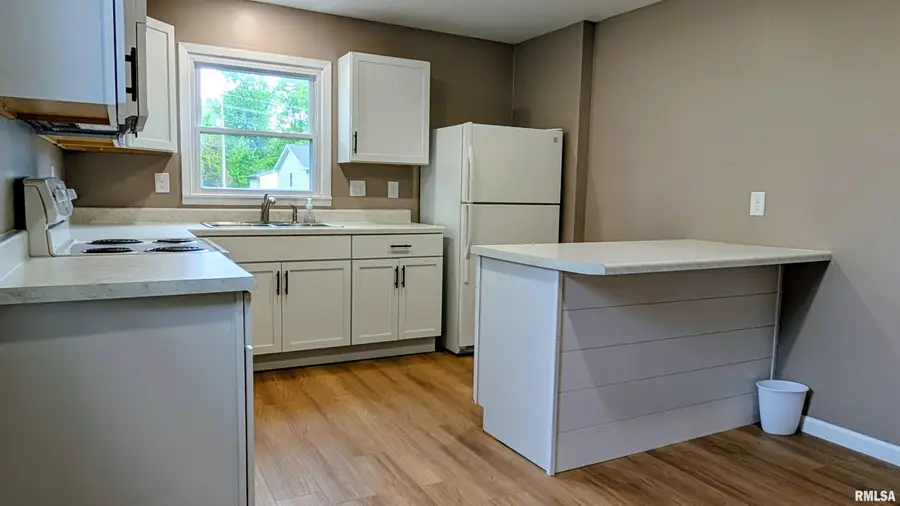 614 E Vine Street, Taylorville, IL 62568 - #2