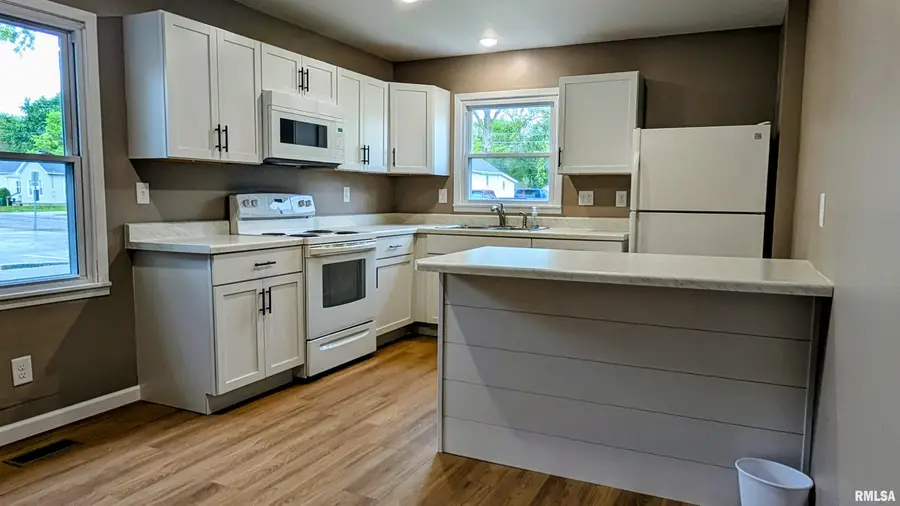 614 E Vine Street, Taylorville, IL 62568 - #3