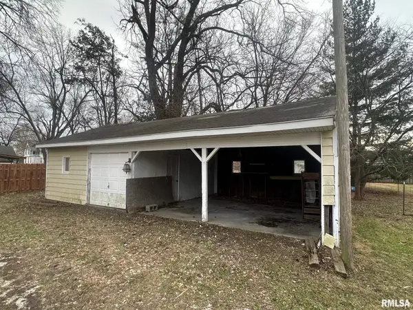 137 W Chambers Street, Jacksonville, IL 62650