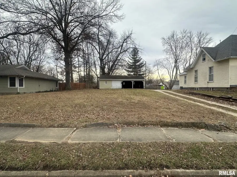 137 W Chambers Street, Jacksonville, IL 62650 - #2
