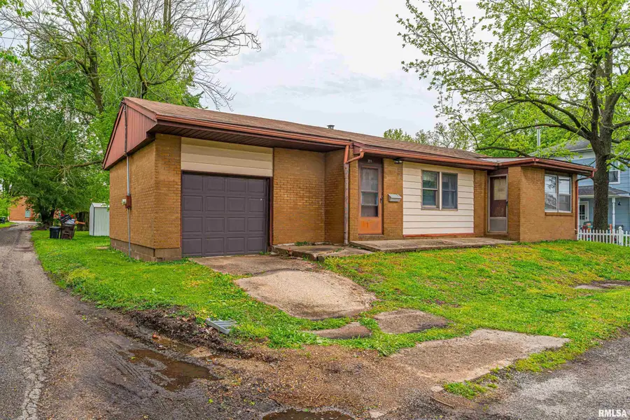 221 N Sherman Street, Lincoln, IL 62656 - #2