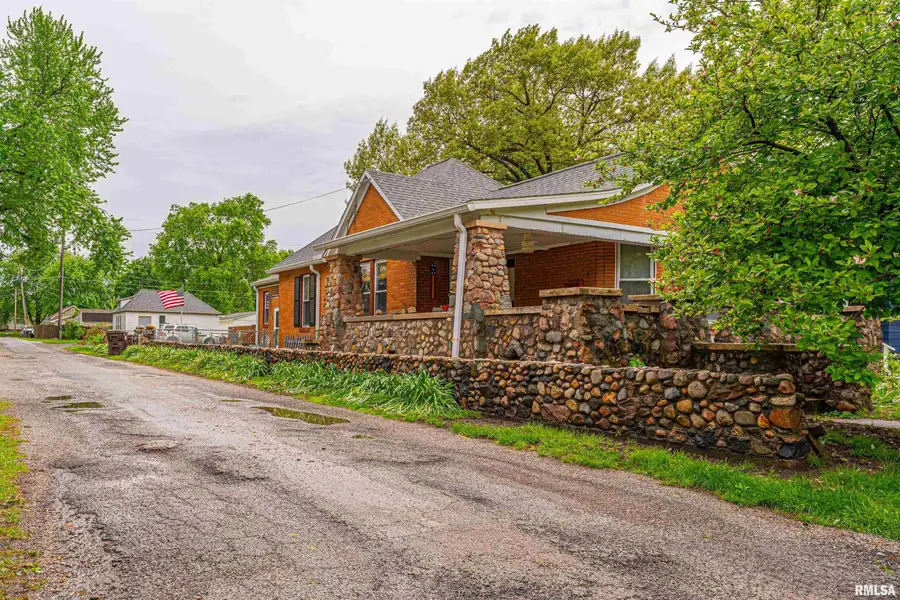527 8th Street, Lincoln, IL 62656 - #2