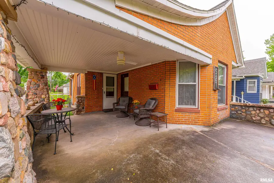 527 8th Street, Lincoln, IL 62656 - #3