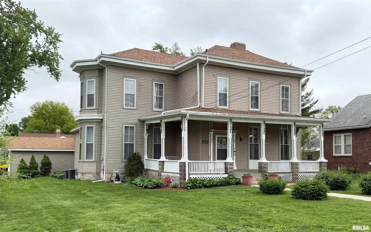 1206 S Clay Avenue, Jacksonville, IL 62650 - #1