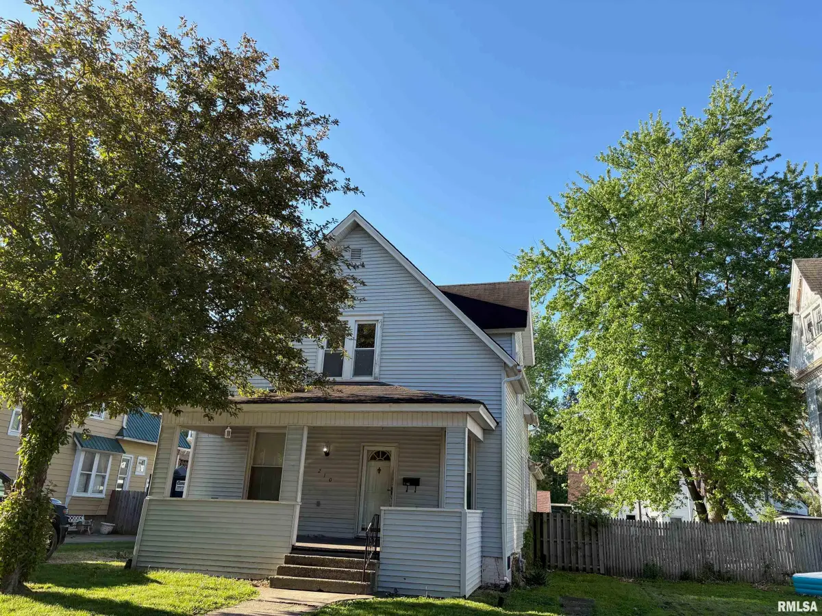 210 E Adams Street, Taylorville, IL 62568 - #1