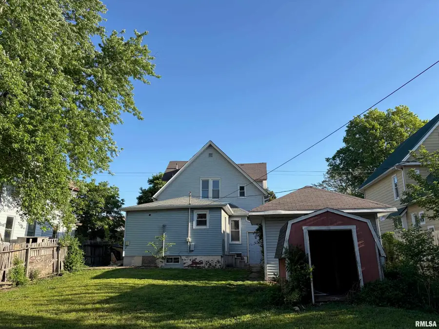 210 E Adams Street, Taylorville, IL 62568 - #3