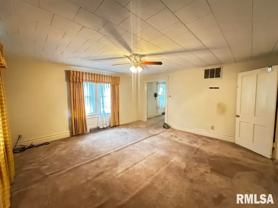 548 W Washington Street, Rushville, IL 62681 - #2