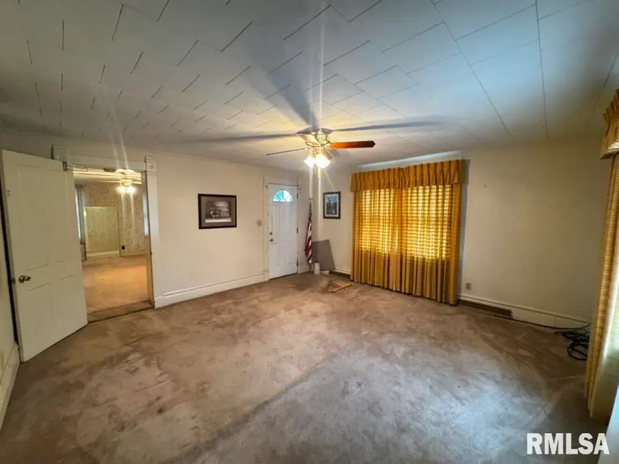 548 W Washington Street, Rushville, IL 62681 - #3