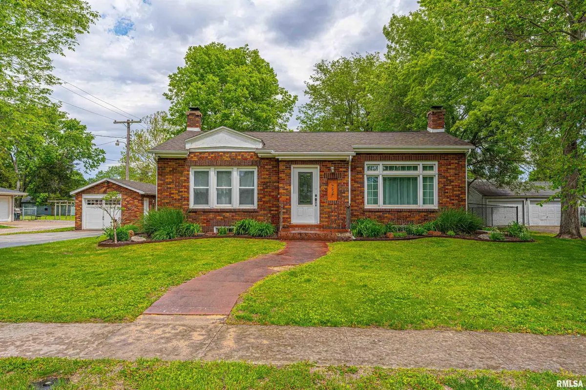 166 E Hamilton Street, Warrensburg, IL 62573 - #1