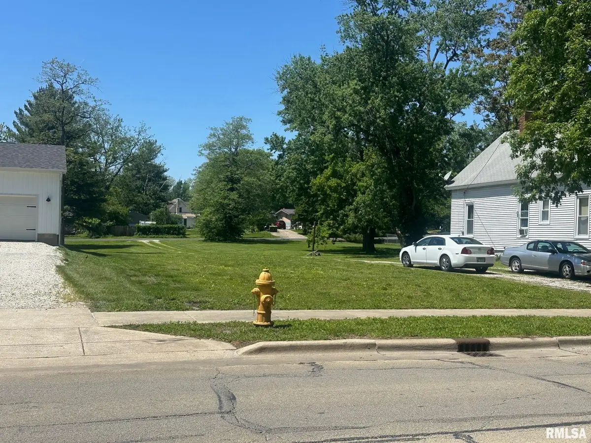 817 S Clay Avenue, Jacksonville, IL 62650 - #1