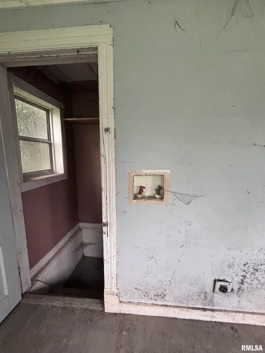 802 N Clay Avenue, Jacksonville, IL 62650 - #2