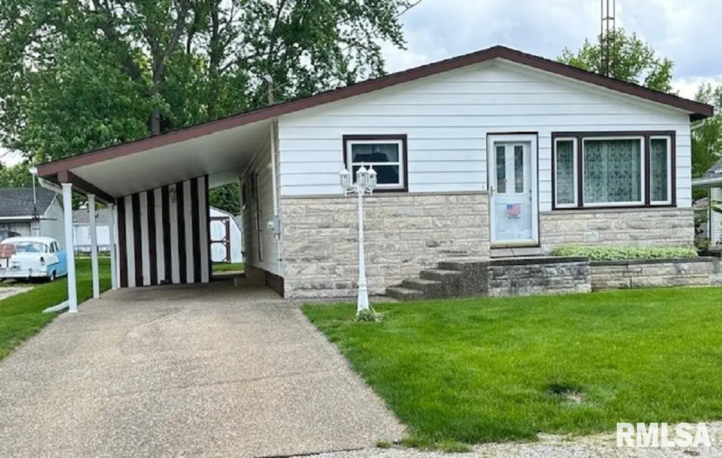 1006 W England Street, Taylorville, IL 62568 - #1