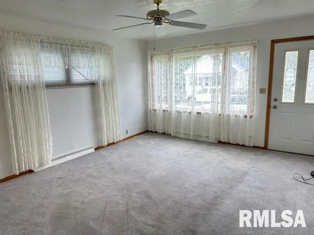 1006 W England Street, Taylorville, IL 62568 - #3
