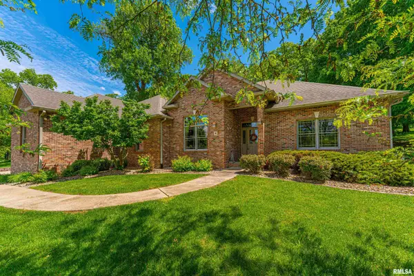 2 Edwards Trace, Elkhart, IL 62634