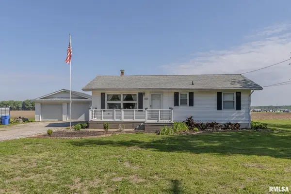 104 E Petersburg Street, Oakford, IL 62673