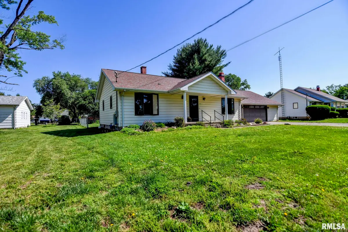 215 W Boyd Street, Taylorville, IL 62568 - #1