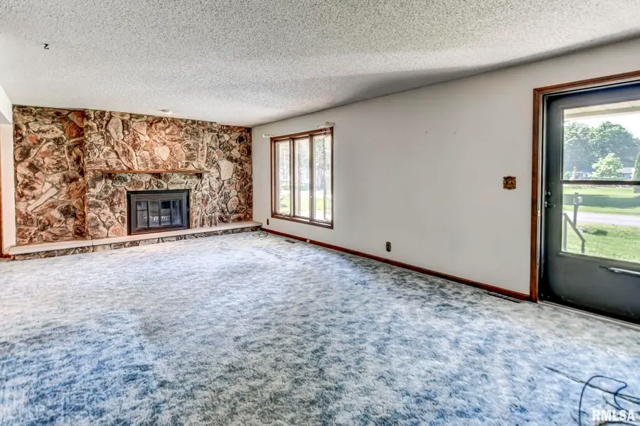 215 W Boyd Street, Taylorville, IL 62568 - #3