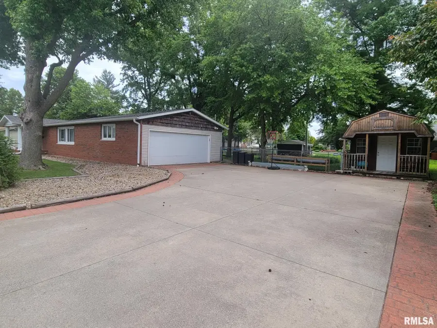 559 S Spruce Street, Nokomis, IL 62075 - #3