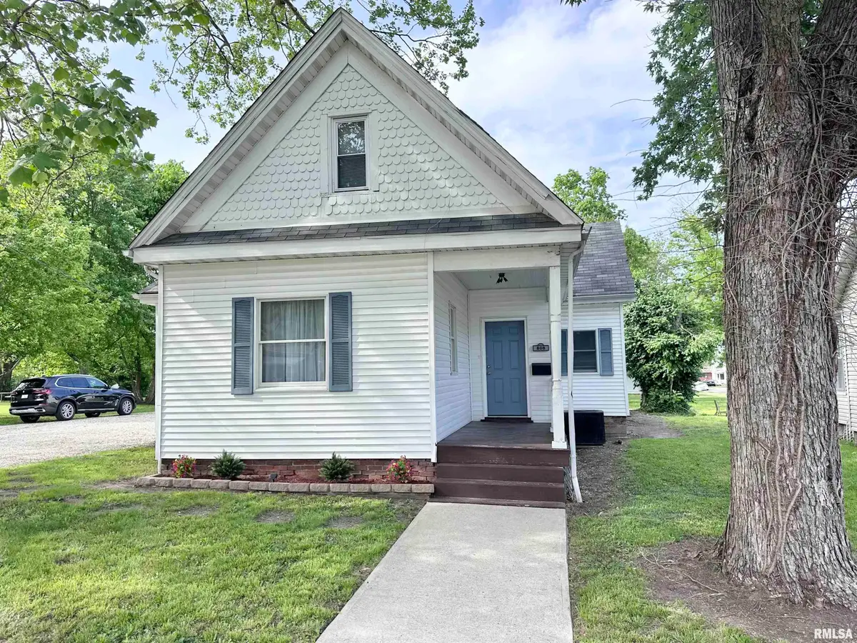 808 W Lafayette Avenue, Jacksonville, IL 62650 - #1