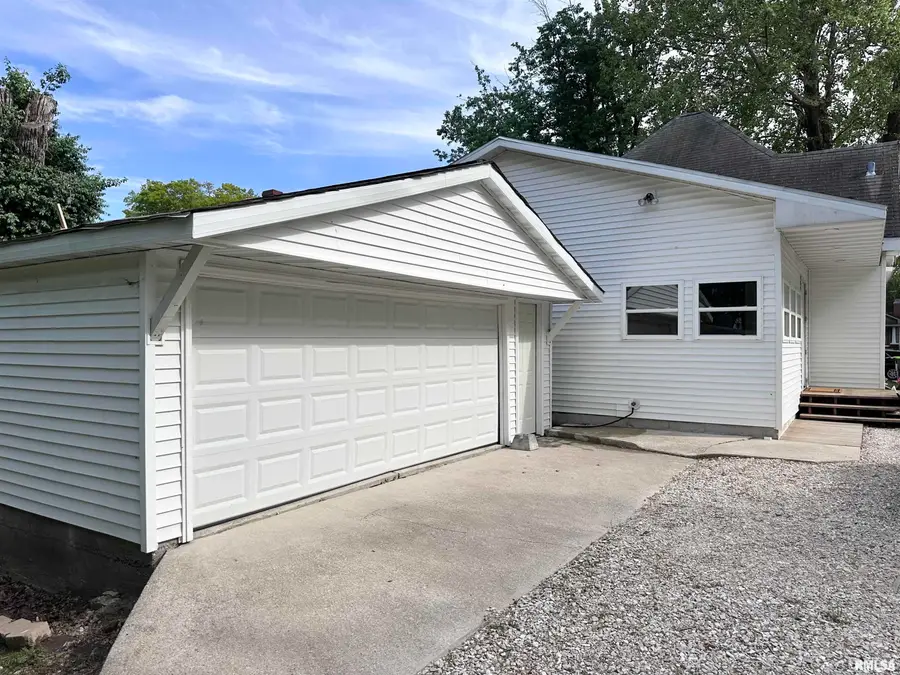 808 W Lafayette Avenue, Jacksonville, IL 62650 - #3