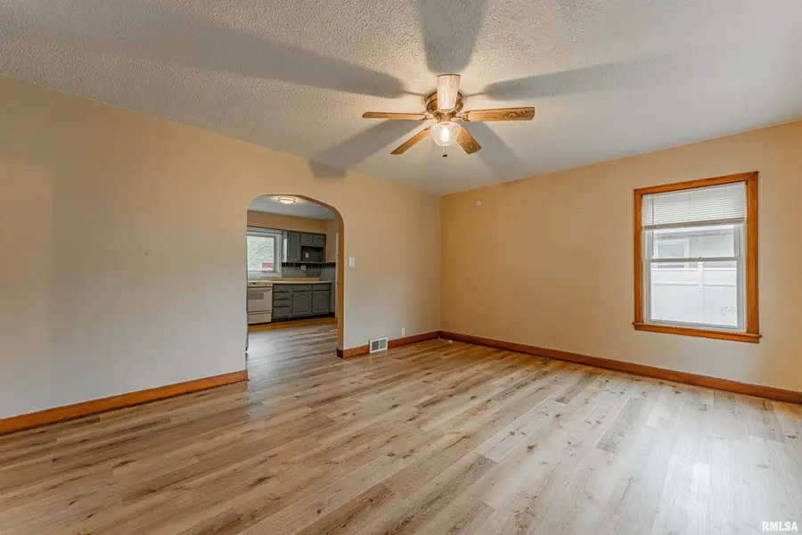 516 W Elm Street, Mason City, IL 62664 - #3