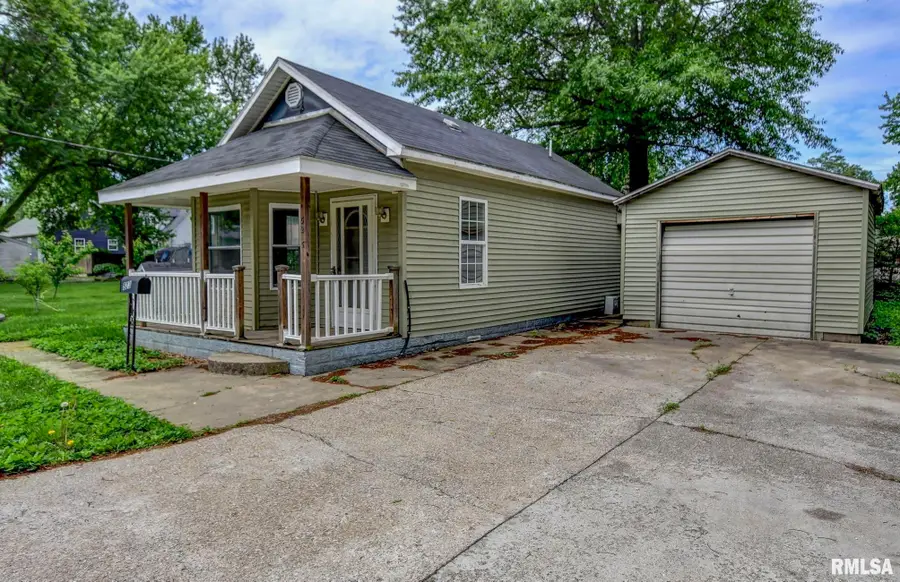 523 S Walnut Street, Taylorville, IL 62568 - #3