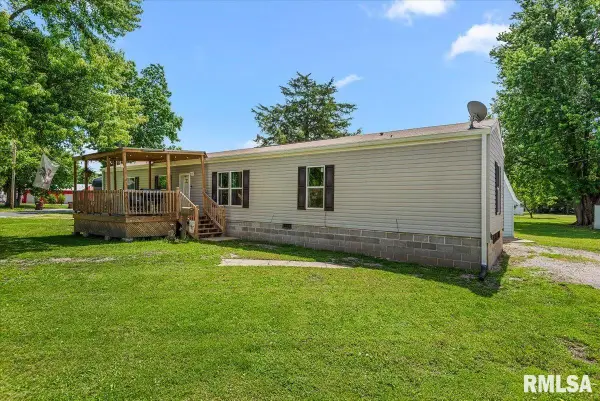 421 W Monroe Street, Girard, IL 62640