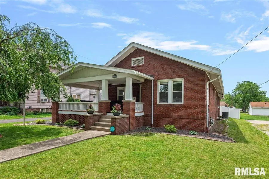 1145 S Clay Avenue, Jacksonville, IL 62650 - #2
