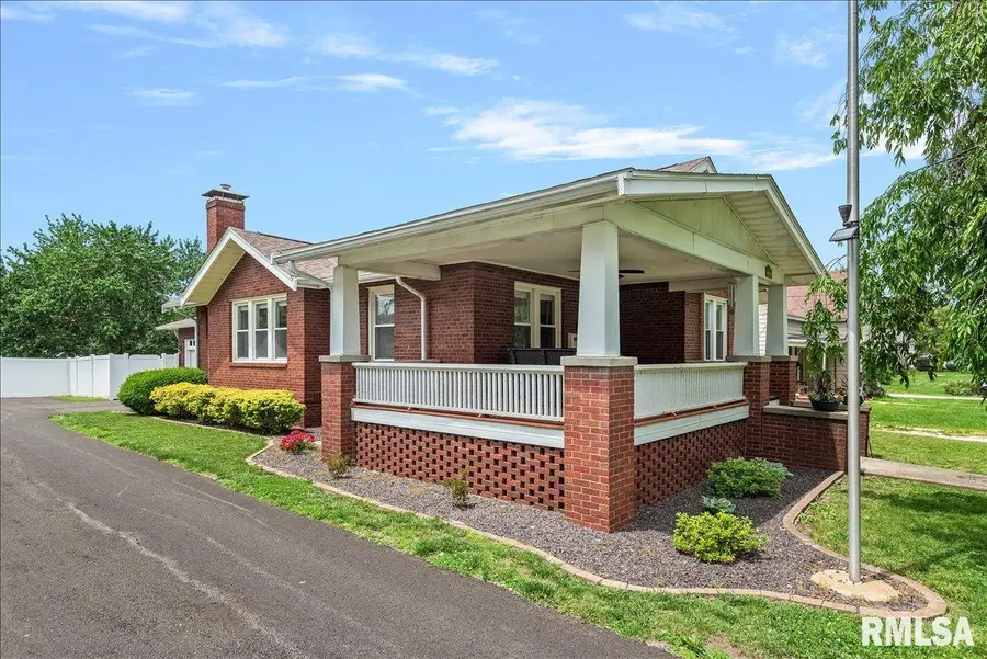 1145 S Clay Avenue, Jacksonville, IL 62650 - #3