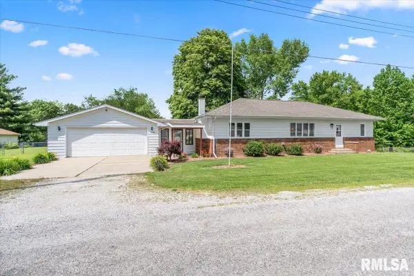 101 W Ebony Street, Thayer, IL 62689
