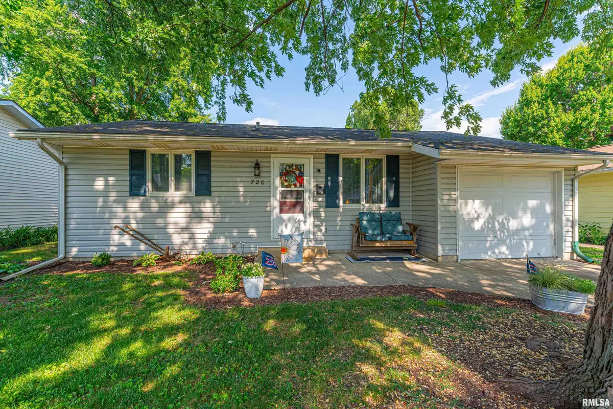 720 Palmer Avenue, Lincoln, IL 62656 - #1