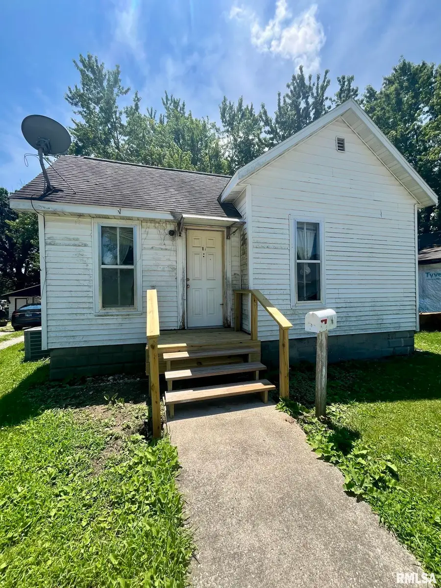 610 E Gandy Street, Taylorville, IL 62568 - #3