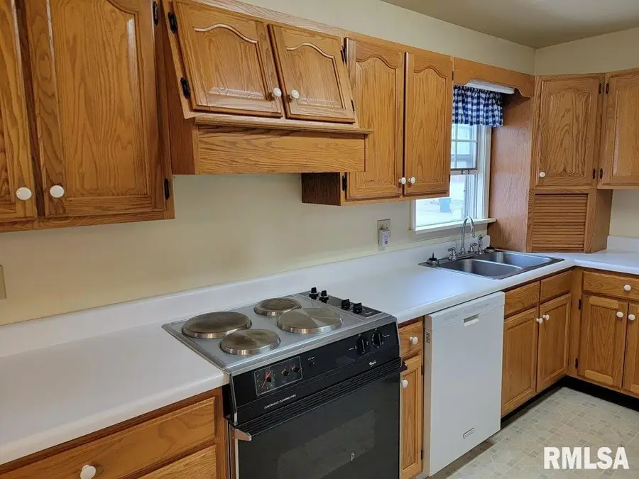 221 E Harris Street, Petersburg, IL 62675 - #3