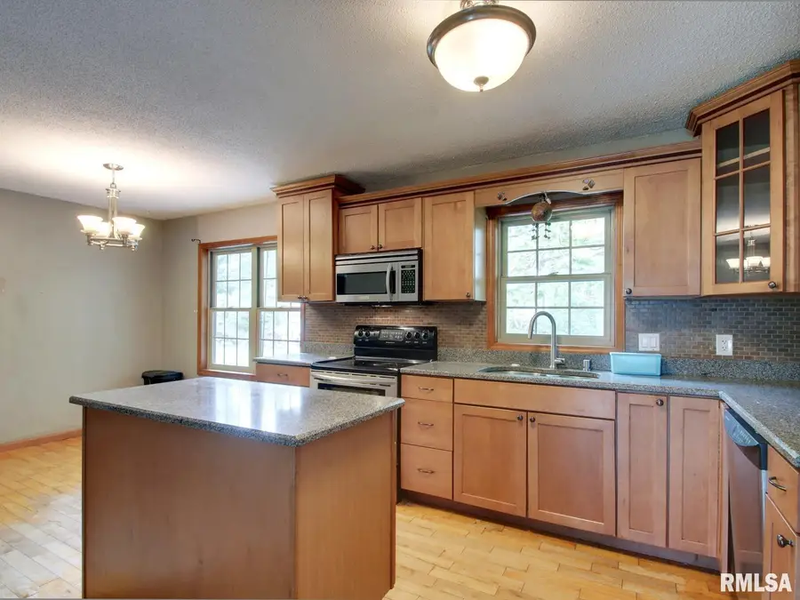 334 Glendale Drive, Quincy, IL 62301 - #3